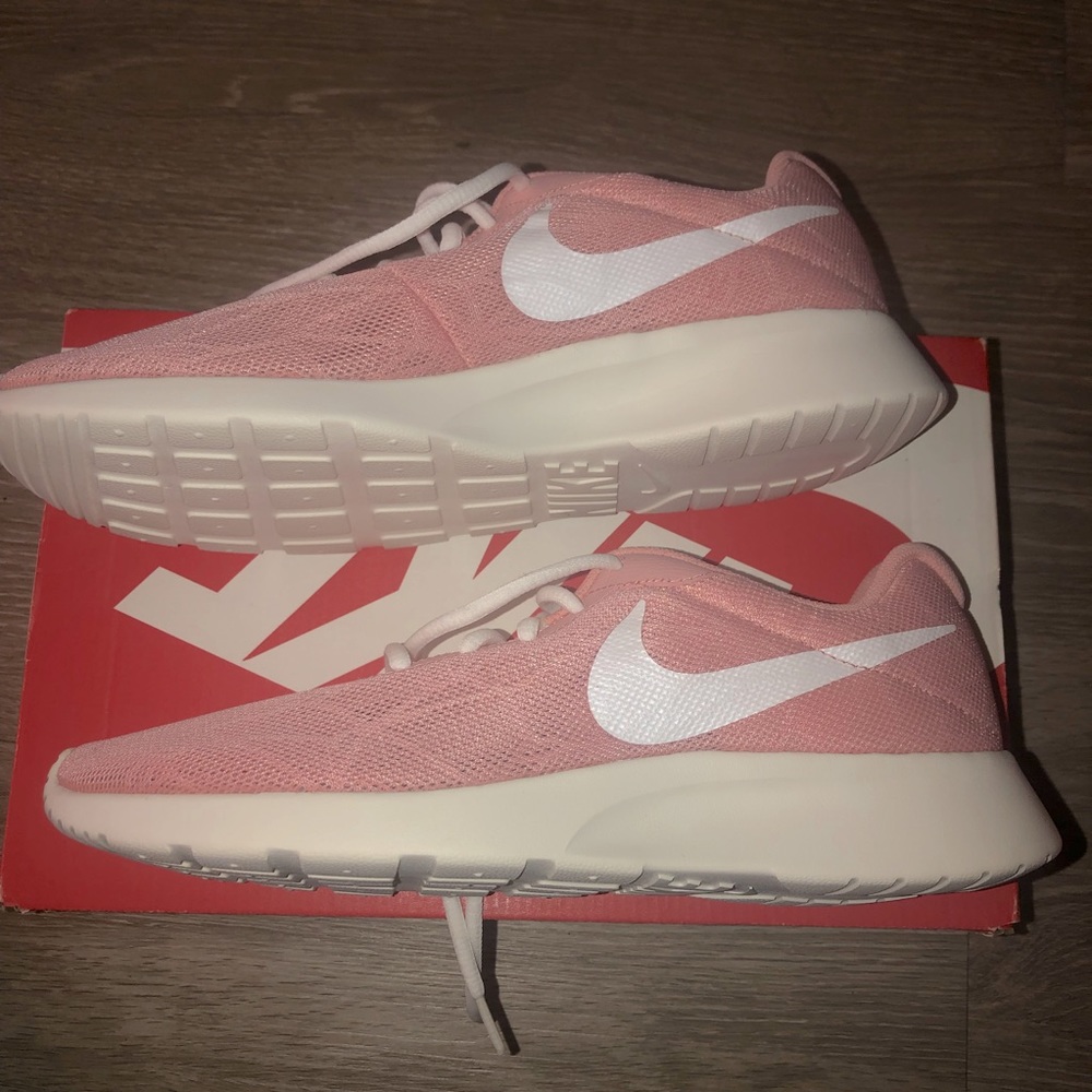 Woman Nike Tanjun